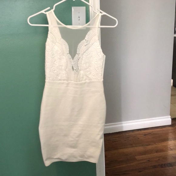 Lulus Dresses & Skirts - Lulu’s white lace bodycon dress
